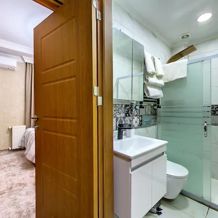 Denis Suit Apart Estambul